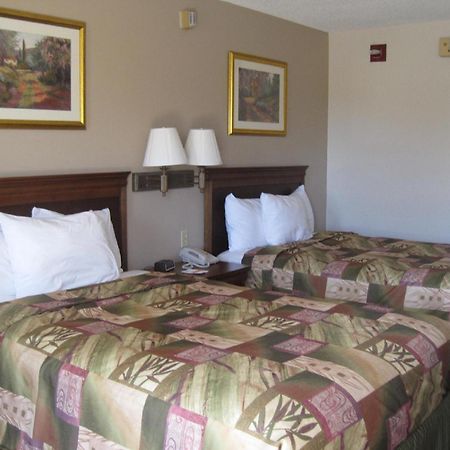 Briarwood Inn Of Geneva מראה חיצוני תמונה