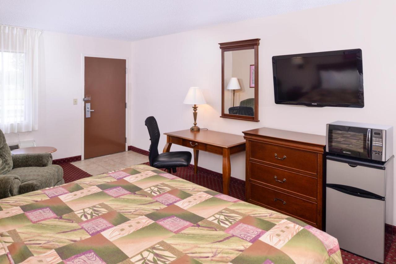 Briarwood Inn Of Geneva מראה חיצוני תמונה