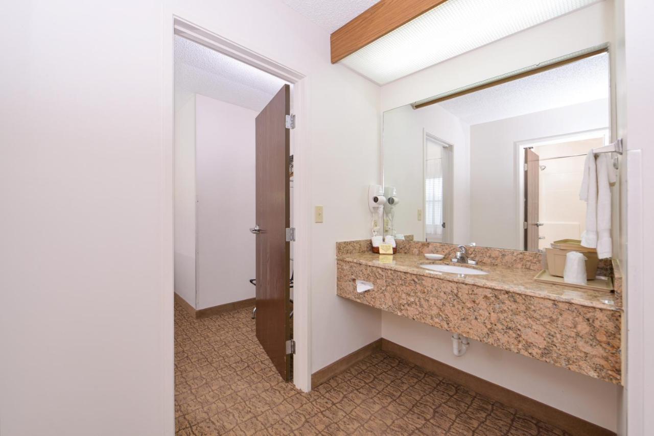 Briarwood Inn Of Geneva מראה חיצוני תמונה