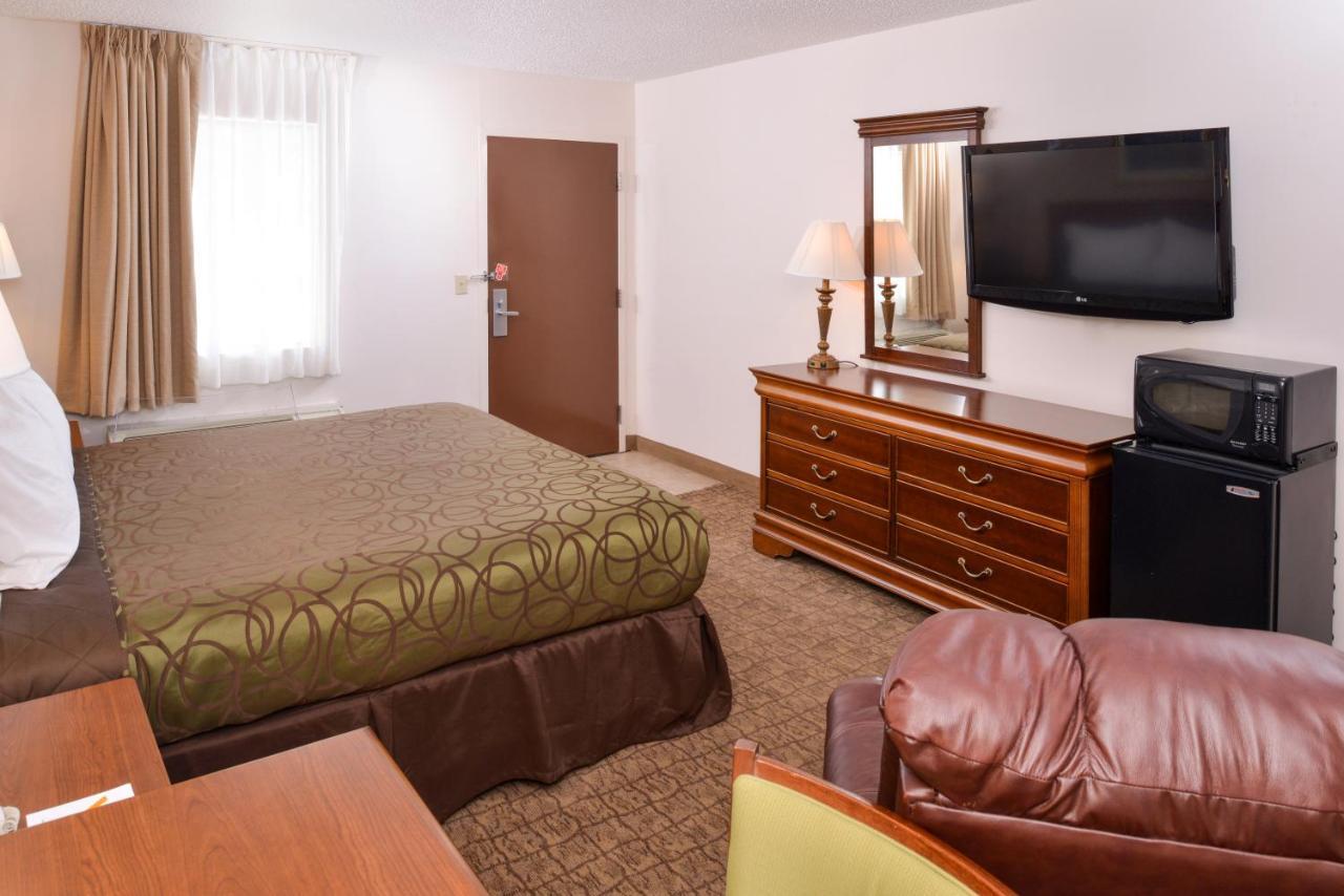 Briarwood Inn Of Geneva מראה חיצוני תמונה