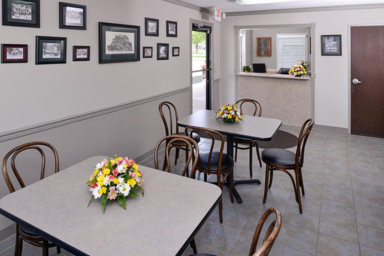Briarwood Inn Of Geneva מראה חיצוני תמונה