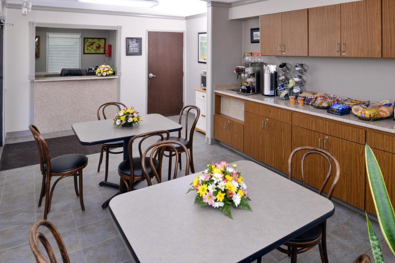 Briarwood Inn Of Geneva מראה חיצוני תמונה