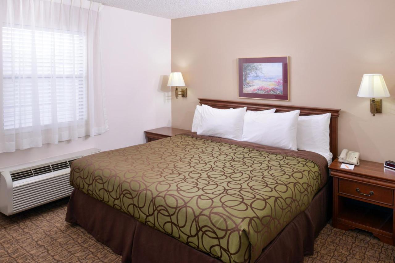 Briarwood Inn Of Geneva מראה חיצוני תמונה